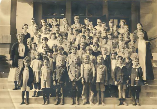 Fellsmere-School-circa-1922-Cliff-Wood-middle-3rd-row-from-top-dark-shirt_enhanced